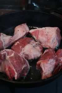 スロークッカーでラムシチュー・うちのダイエット食事・ラム肉をフライパンで焼き色を付ける。